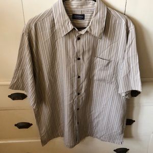 Men’s casual shirt sleeve button down